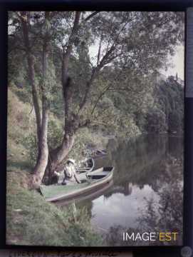 Femme sur une barque (Liverdun)