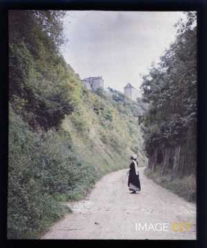 Femme sur une route (Liverdun)