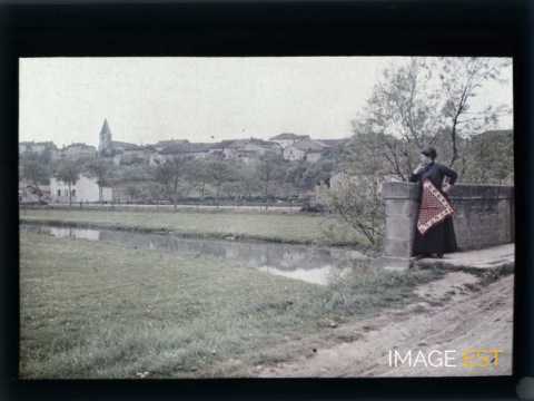 Femme près d'un cours d'eau (Meurthe-et-Moselle)
