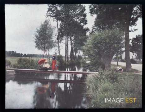 Femmes sur une passerelle (Meurthe-et-Moselle)