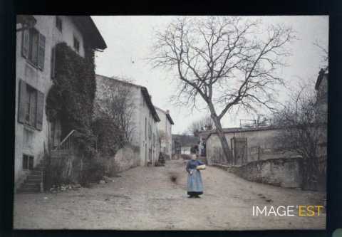 Femme dans une rue (Houdemont)
