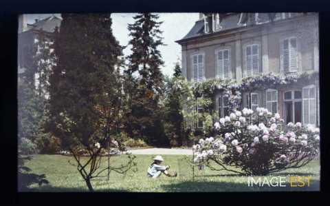 Enfant dans un jardin (Meurthe-et-Moselle)