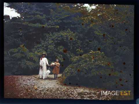 Femme et fille sur un chemin