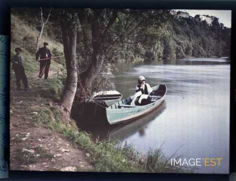 Femme sur une barque (Liverdun)