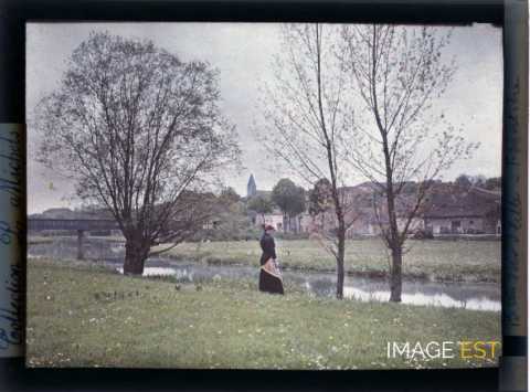 Femme au bord de la Seille (Brin-sur-Seille)