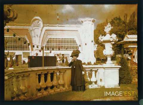 Femme devant le palais de la Métallurgie (Nancy)