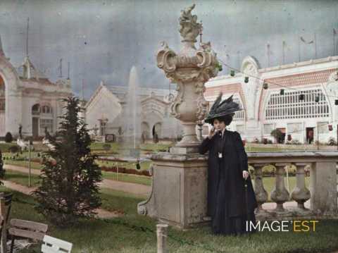 Femme sur l'esplanade des Palais (Nancy)