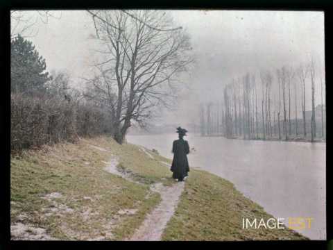 Femme sur un sentier (Meurthe-et-Moselle)