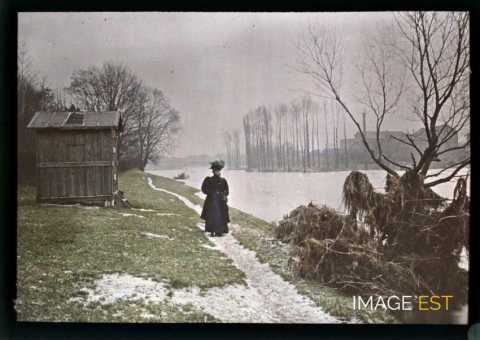Femme sur un sentier (Meurthe-et-Moselle)