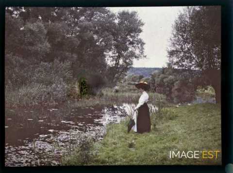 Femme au bord de l'eau (Meurthe-et-Moselle)