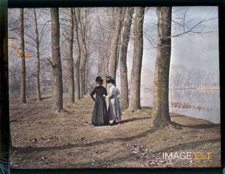 Deux femmes sur un sentier (Meurthe-et-Moselle)