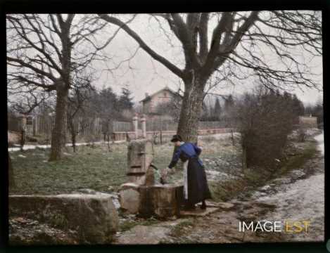 Femme près d'une fontaine (Meurthe-et-Moselle)