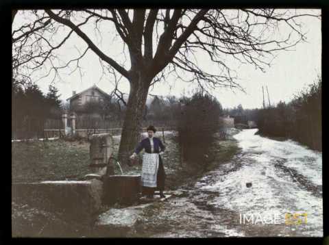 Femme près d'une fontaine (Meurthe-et-Moselle)