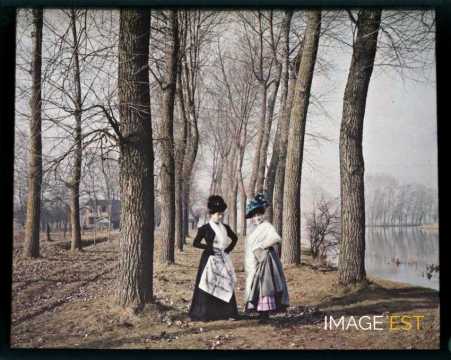 Deux femmes sur un sentier (Meurthe-et-Moselle)