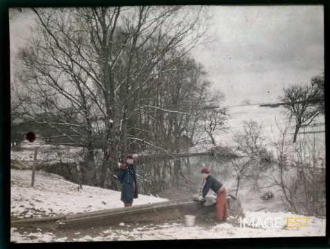Militaires près d'un lavoir (Meurthe-et-Moselle)