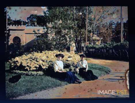 Femmes assises dans l'herbe (Nancy)