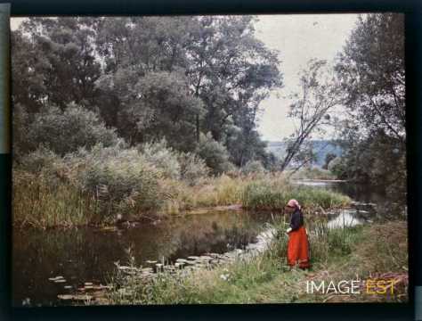 Femme au bord de l'eau (Meurthe-et-Moselle)
