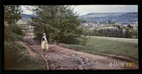 Femme sur une route (Meurthe-et-Moselle)