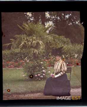 Femme dans un parc (Meurthe-et-Moselle)