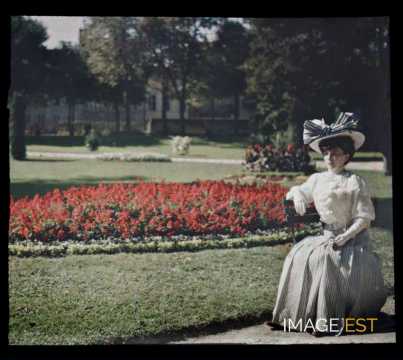 Femme élégante dans un parc (Meurthe-et-Moselle)