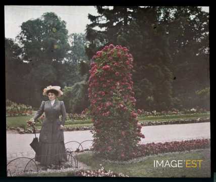 Femme au parc de la Pépinière (Nancy)