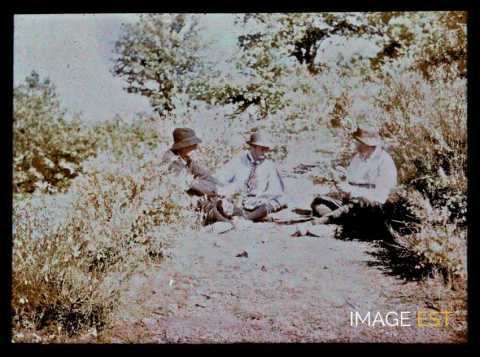 Hommes assis sur un sentier (Meurthe-et-Moselle)