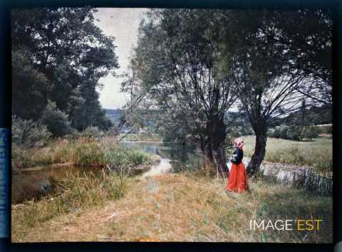Femme au bord de l'eau (Meurthe-et-Moselle)