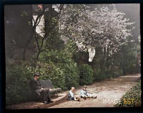 Homme et enfants (Nancy)