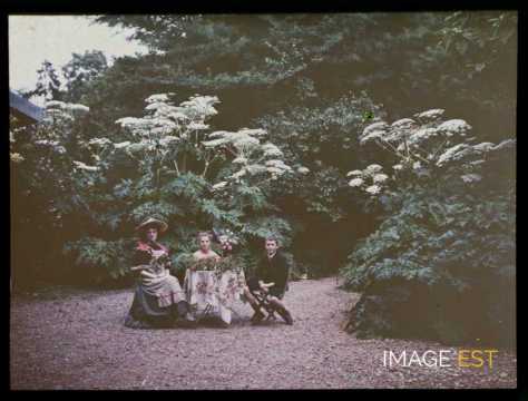 Femme et enfants à une table (Meurthe-et-Moselle)