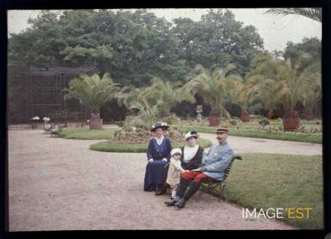 Famille dans un parc (Meurthe-et-Moselle)