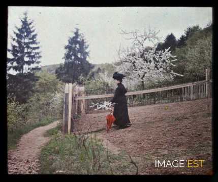 Femme dans un jardin (Meurthe-et-Moselle)