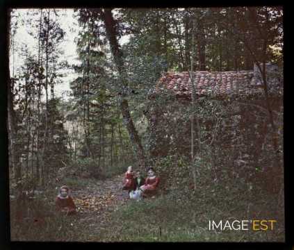Enfants près d'une cabane (Meurthe-et-Moselle)