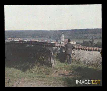 Homme près d'un muret (Meurthe-et-Moselle)