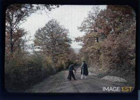 Deux hommes sur une route (Meurthe-et-Moselle)