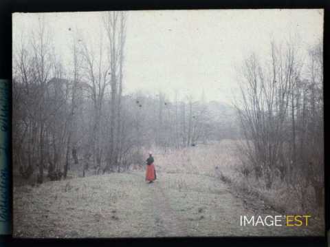Femme sur un sentier (Meurthe-et-Moselle)