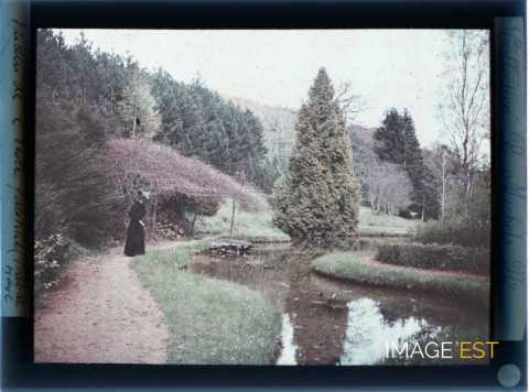 Femme au bord d'un cours d'eau (Champigneulles)