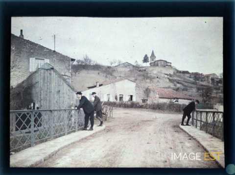 Trois hommes sur un pont (Richardménil)