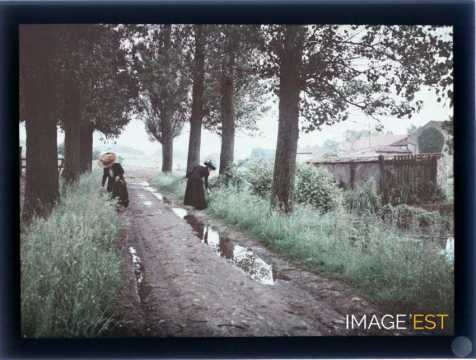 Femmes sur un sentier (Meurthe-et-Moselle)