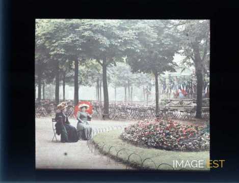 Femmes à la Pépinière (Nancy)