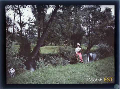 Femme au bord de l'eau (Meurthe-et-Moselle)