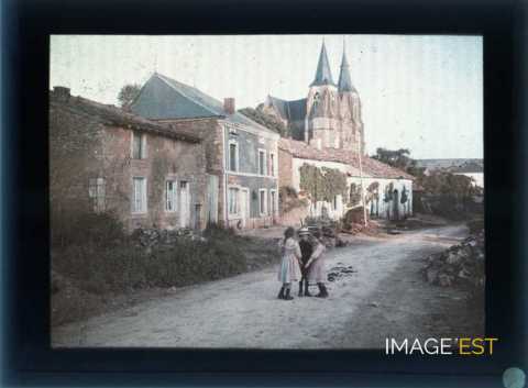 Trois enfants dans une rue (Avioth)