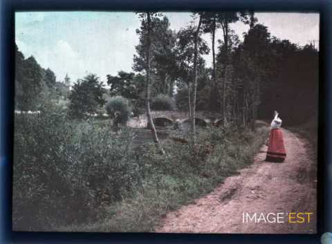Femme sur un sentier (Meurthe-et-Moselle)