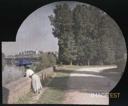 Femme sur un parapet (Chinon)