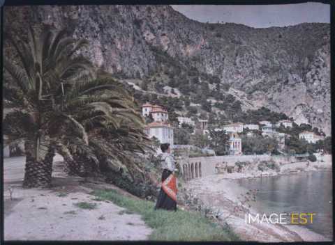 Femme près de la plage (Beaulieu-sur-Mer)