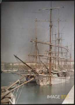Bateau amarré (Nice)