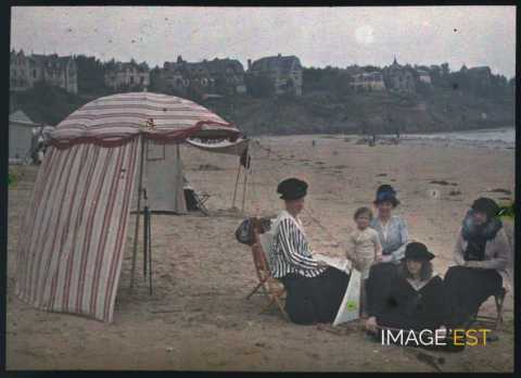 Groupe de femmes à la plage (Perros-Guirec)