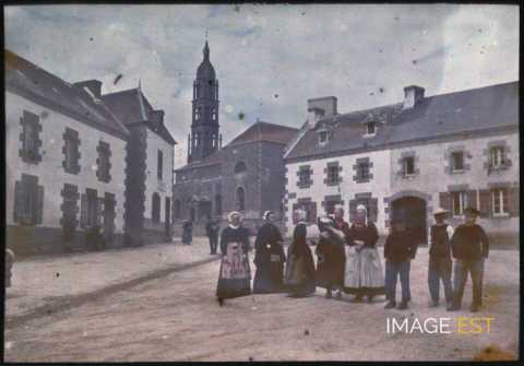Sur une place (Plonéour-Lanvern)
