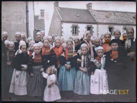 Sortie de messe (Plonéour-Lanvern)