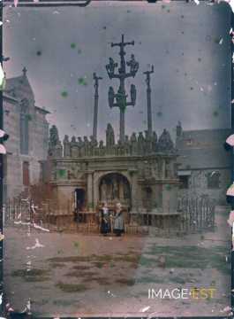 Enfants devant un monument (Plougastel-Daoula)