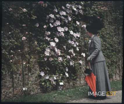 Femme dans un parc (Paris)